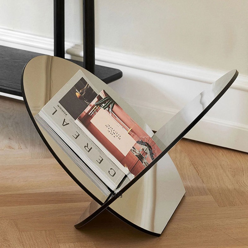 Lighting And Decor Magazine - Lichte luxe roestvrijstalen boekenplank in Scandinavische